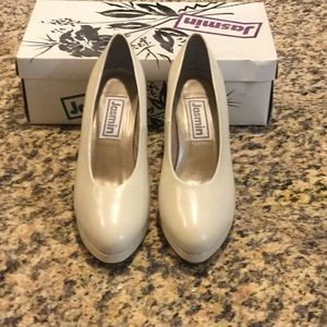 Jasmine shell colored pump